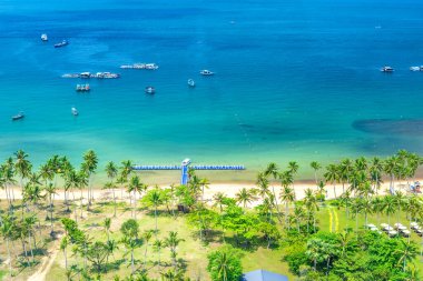 Phu Quoc, Vietnam - 21 Nisan 2024: Phu Quoc adasında güzel plaj. Mavi suları, hindistan cevizi ağaçları ve ince kumları olan koy Tayland Körfezi 'nde güzel bir sahil olarak kabul edilir.