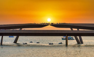 Phu Quoc, Vietnam - 22 Nisan 2024: Günbatımında Jetski ve Flyboard 'u sahneleyen sanatçılar, pek çok turisti Phu Quoc, Vietnam' da izlemeye çekiyor.