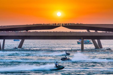 Phu Quoc, Vietnam - 22 Nisan 2024: Günbatımında Jetski ve Flyboard 'u sahneleyen sanatçılar, pek çok turisti Phu Quoc, Vietnam' da izlemeye çekiyor.