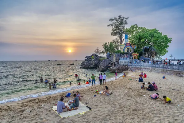 Phu Quoc, Vietnam - 20 Nisan 2024: Vietnam 'ın Phu Quoc adasındaki Dinh Cau tapınağını ve deniz fenerini ziyaret eden turistler