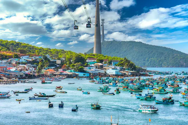 Phu Quoc, Vietnam - 21 Nisan 2024: Vietnam, Phu Quoc Adası 'ndaki An Thoi limanında bulunan ahşap balıkçı teknesinin teleferiğinden hava görüntüsü.