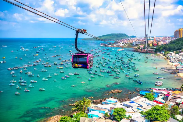 Phu Quoc, Vietnam - 21 Nisan 2024: Dünyanın en uzun teleferik yolculuğuna bakış, Phu Quoc Adası, Vietnam. Aşağıda tropikal adalar ve teknelerle deniz manzarası var..