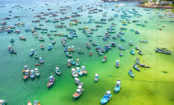 Phu Quoc Adası, Vietnam 'daki Thoi Limanı' nda tahta balıkçı teknesinin havadan görünüşü.