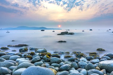 Quy Nhon şehri yakınlarındaki Yumurta Taşı Sahili 'nde güzel bir gün doğumu.