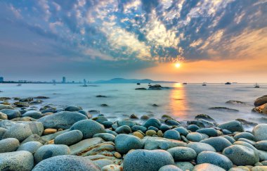 Quy Nhon şehri yakınlarındaki Yumurta Taşı Sahili 'nde güzel bir gün doğumu.