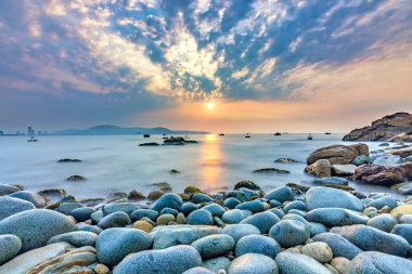 Quy Nhon şehri yakınlarındaki Yumurta Taşı Sahili 'nde güzel bir gün doğumu.