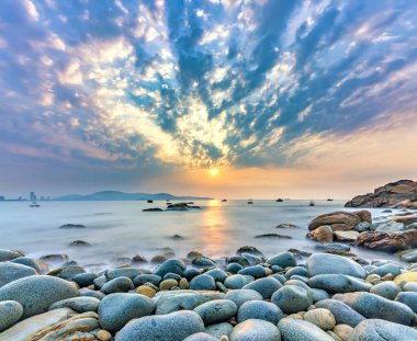 Quy Nhon şehri yakınlarındaki Yumurta Taşı Sahili 'nde güzel bir gün doğumu.