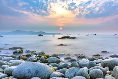 Quy Nhon şehri yakınlarındaki Yumurta Taşı Sahili 'nde güzel bir gün doğumu.