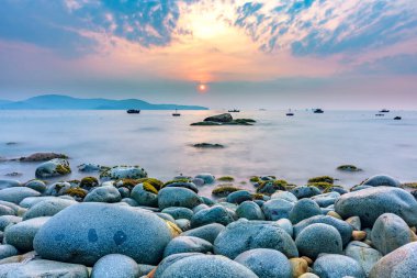 Quy Nhon şehri yakınlarındaki Yumurta Taşı Sahili 'nde güzel bir gün doğumu.