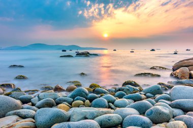 Quy Nhon şehri yakınlarındaki Yumurta Taşı Sahili 'nde güzel bir gün doğumu.