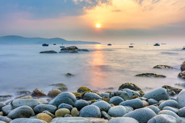 Quy Nhon şehri yakınlarındaki Yumurta Taşı Sahili 'nde güzel bir gün doğumu.