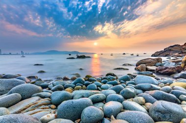 Quy Nhon şehri yakınlarındaki Yumurta Taşı Sahili 'nde güzel bir gün doğumu.