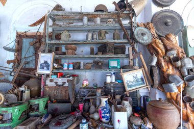 Phu Yen, Vietnam - 19 Nisan 2024: Mang Lang Kilisesi, Phu Yen, Vietnam 'ın dışındaki 19. yüzyılda günlük yaşam öğelerinin sergilenmesi