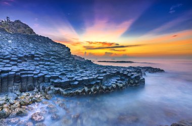 UNESCO Dünya Mirası olarak bilinen Phu Yen, Vietnam 'daki Giant Geçidi' nin Şafağı