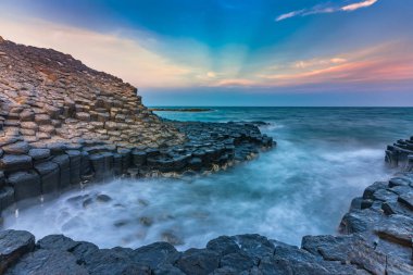 Bazalt sütunlar üzerinde günbatımı Dev Geçit UNESCO Dünya Mirası Alanı, Phu Yen, Vietnam