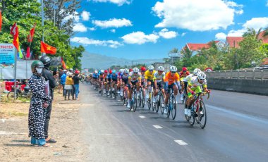 Phu Yen, Vietnam - 19 Nisan 2024: İnanılmaz bisiklet yarışı, yeniden birleşmeyi kutlamak için spor aktivitesi, kask takan sürücü, bisiklet sürüyor, yüksek hız, ruh, Vietnamlı sürücü