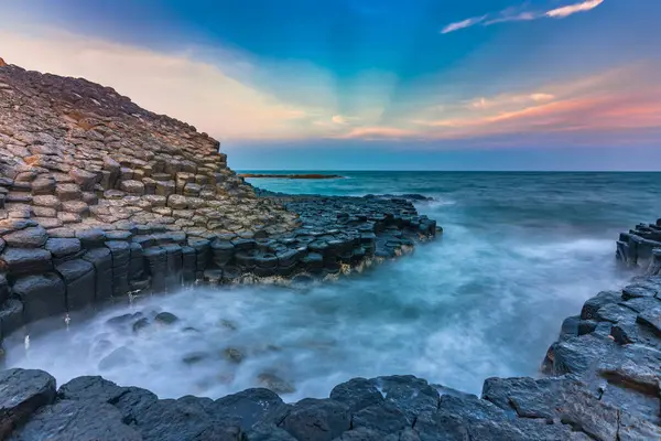 Bazalt sütunlar üzerinde günbatımı Dev Geçit UNESCO Dünya Mirası Alanı, Phu Yen, Vietnam