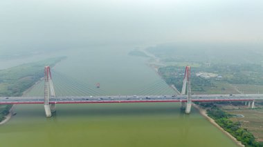 Hanoi şehrindeki Nhat Tan köprüsünün gökyüzü manzarası, Vietnam.