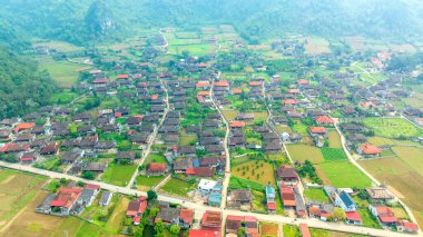 Bac Son Vadisi 'nin manzarasında Lang Son, Vietnam' daki köy dağlarında pitotis üzerinde evler var.