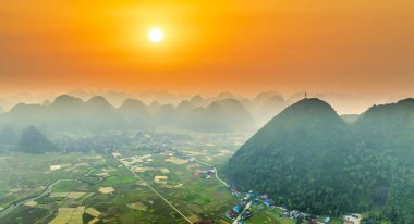 Sabahları Bac Son Vadisi 'nin manzarasında Lang Son, Vietnam' daki köy dağlarında pitotis üzerinde evler görülür.