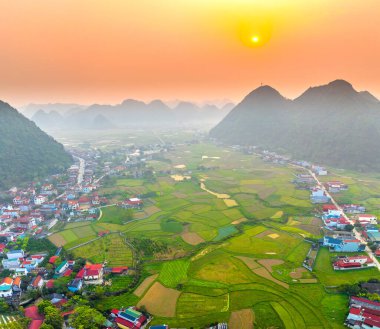 Sabahları Bac Son Vadisi 'nin manzarasında Lang Son, Vietnam' daki köy dağlarında pitotis üzerinde evler görülür.
