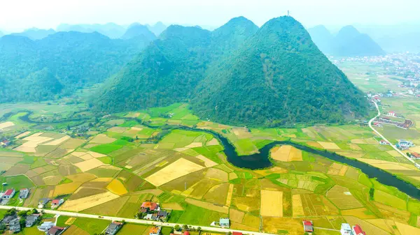 Bac Son Vadisi 'nin manzarasında Lang Son, Vietnam' daki köy dağlarında pitotis üzerinde evler var.