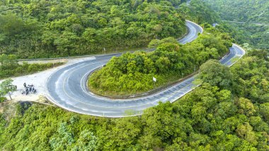 Hai Van Geçidi 'nin havadan görünüşü Vietnam' daki 1A yolu üzerinde yaklaşık olarak uzun bir dağ geçididir..