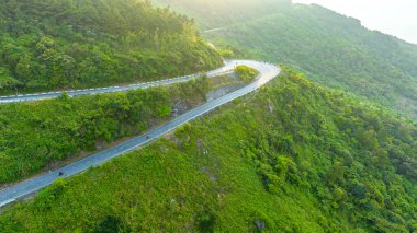 Hai Van Geçidi 'nin havadan görünüşü Vietnam' daki 1A yolu üzerinde yaklaşık olarak uzun bir dağ geçididir..