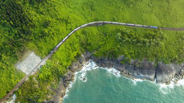 Hai Van Geçidi, Bach Ma Dağı, Hue, Vietnam 'daki tren ve demiryolu manzarası.