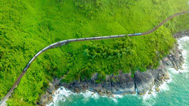 Hai Van Geçidi, Bach Ma Dağı, Hue, Vietnam 'daki tren ve demiryolu manzarası.