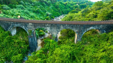 Hai Van Geçidi, Bach Ma Dağı, Hue, Vietnam 'daki tren ve demiryolu manzarası.