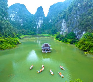 Tam Coc Milli Parkı'nda Vu Cung Manzara. Burası Tran Hanedanı'nın Nguyen Mong ordusuna karşı mücadelesinin gerçekleştiği yerdi ve aynı zamanda Vietnam'daki feodal kralların uygulama yeriydi..
