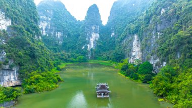 Tam Coc Milli Parkı'nda Vu Cung Manzara. Burası Tran Hanedanı'nın Nguyen Mong ordusuna karşı mücadelesinin gerçekleştiği yerdi ve aynı zamanda Vietnam'daki feodal kralların uygulama yeriydi..