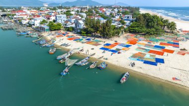 Lang Co Bay, Hue, Vietnam sabahları küçük bir balıkçı köyü ile huzur altında. Güzel lagünleri var