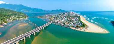 Lang Co körfezinin ve plajın havadan görünüşü, Hai Van pass, Lap An lagoon, Hue, Vietnam. Seyahat ve peyzaj.