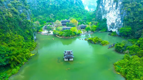 stock image Landscape of Vu Cung at Tam Coc National Park. It was the place where the Tran Dynasty's struggle against the Nguyen Mong army took place and was also the practice place for feudal kings in Vietnam.