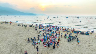 Da Nang, Vietnam - 15 Nisan 2024: İnsanlar balık satın almakla, balık taşımakla, çok canlı bir atmosfer hazırlamakla meşgulken, hepsi Da Nang, Vietnam 'da yaşıyor.