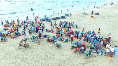 Da Nang, Vietnam - 15 Nisan 2024: İnsanlar balık satın almakla, balık taşımakla, çok canlı bir atmosfer hazırlamakla meşgulken, hepsi Da Nang, Vietnam 'da yaşıyor.