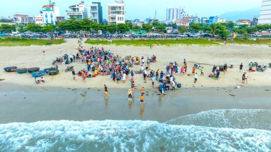 Da Nang, Vietnam - 15 Nisan 2024: İnsanlar balık satın almakla, balık taşımakla, çok canlı bir atmosfer hazırlamakla meşgulken, hepsi Da Nang, Vietnam 'da yaşıyor.