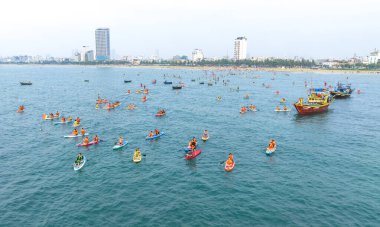 Da Nang, Vietnam - 15 Nisan 2024: Turistlerle plajdaki sabah manzarası Da Nang City, Vietnam 'da ayağa kalk.