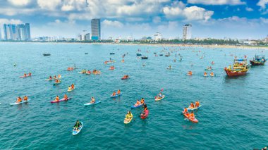 Da Nang, Vietnam - 15 Nisan 2024: Turistlerle plajdaki sabah manzarası Da Nang City, Vietnam 'da ayağa kalk.