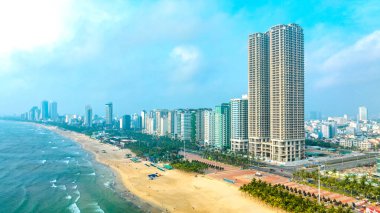 Da Nang, Vietnam - 15 Nisan 2024: Da Nang plajının havadan görünüşü, Vietnam dünyanın en güzel plajlarından biridir..