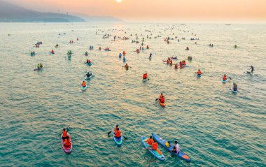 Da Nang, Vietnam - 15 Nisan 2024: Turistlerle plajdaki sabah manzarası Da Nang City, Vietnam 'da ayağa kalk.