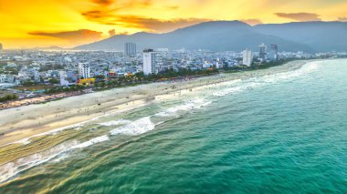 Da Nang, Vietnam - 15 Nisan 2024: Da Nang plajının havadan görünüşü, günbatımı gökyüzü dünyanın en güzel plajlarından biridir..