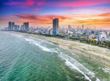 Da Nang, Vietnam - 15 Nisan 2024: Da Nang plajının havadan görünüşü, günbatımı gökyüzü dünyanın en güzel plajlarından biridir..