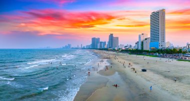 Da Nang, Vietnam - 15 Nisan 2024: Da Nang plajının havadan görünüşü, günbatımı gökyüzü dünyanın en güzel plajlarından biridir..