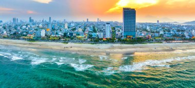 Da Nang, Vietnam - 15 Nisan 2024: Da Nang plajının havadan görünüşü, günbatımı gökyüzü dünyanın en güzel plajlarından biridir..