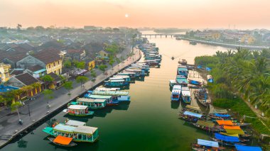 Hoi An, Vietnam - 17 Nisan 2024 Hoi An 'da inanılmaz bir gün batımı ya da gündoğumu. Vietnam 'da ünlü eski kasaba, UNESCO Dünya Mirası.