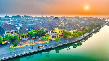 Hoi An, Vietnam - 17 Nisan 2024 Hoi An 'da inanılmaz bir gün batımı ya da gündoğumu. Vietnam 'da ünlü eski kasaba, UNESCO Dünya Mirası.