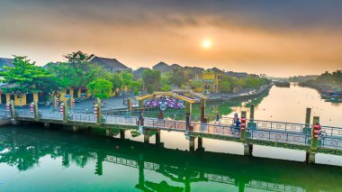 Hoi An, Vietnam - 17 Nisan 2024 Hoi An 'da inanılmaz bir gün batımı ya da gündoğumu. Vietnam 'da ünlü eski kasaba, UNESCO Dünya Mirası.